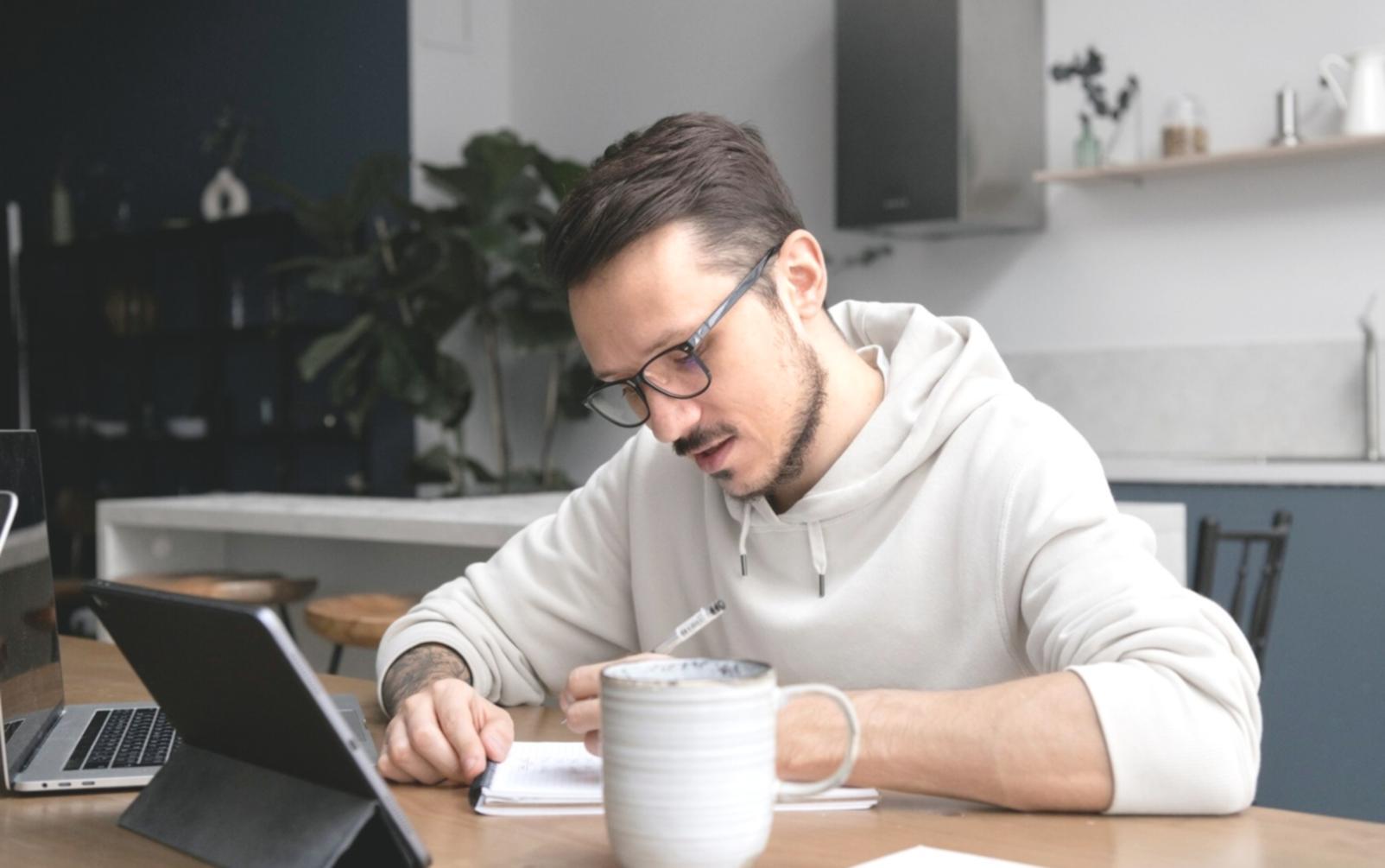 Team nakoflumecerahelae al lavoro su strategie fiscali personalizzate